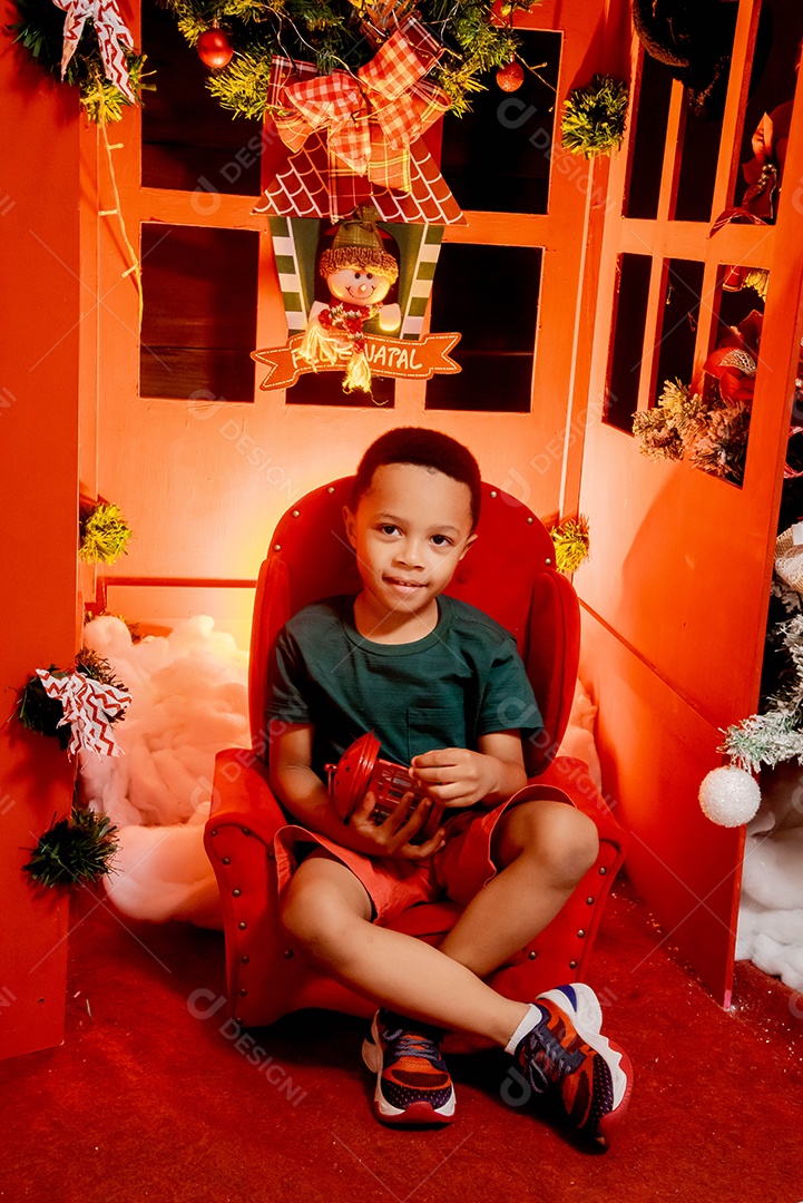 Um menino fofo na casa do papai noel