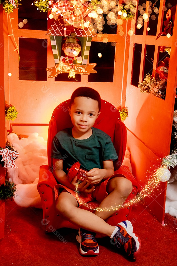 Um lindo garotinho feliz na casa do papai noel