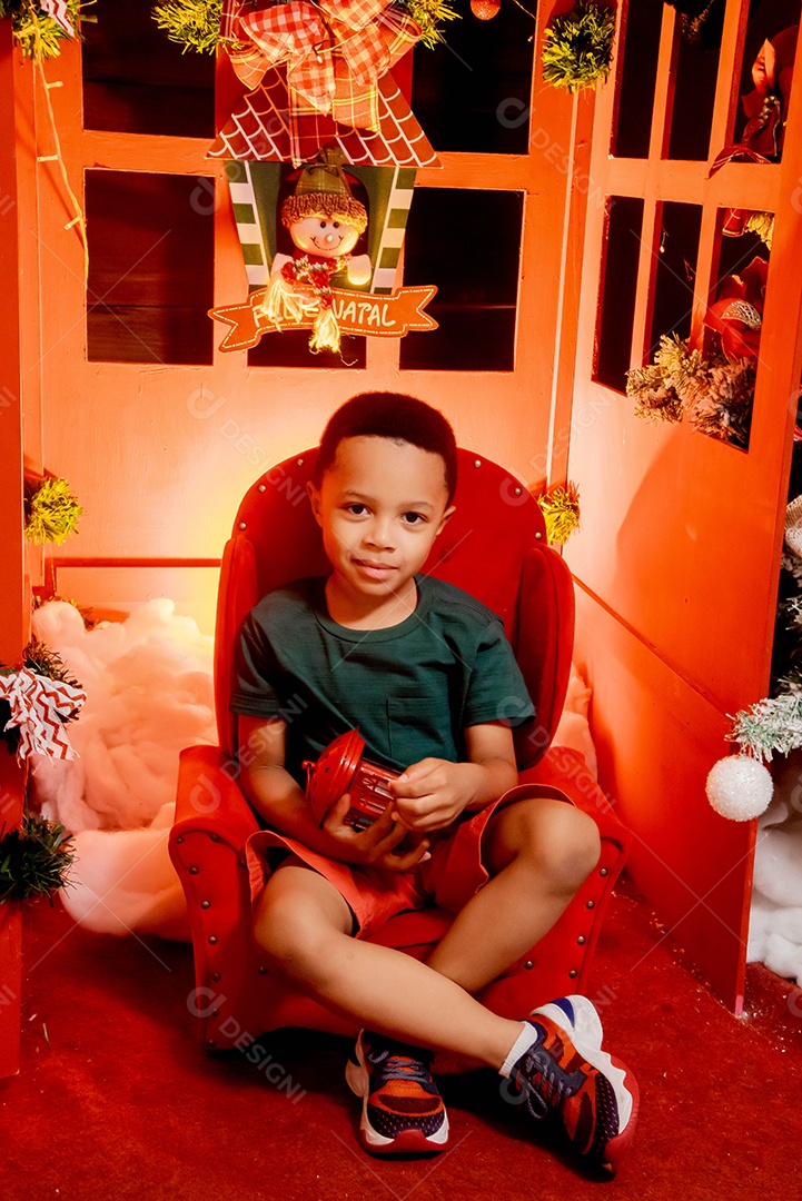 Um lindo garotinho feliz na casa do papai noel