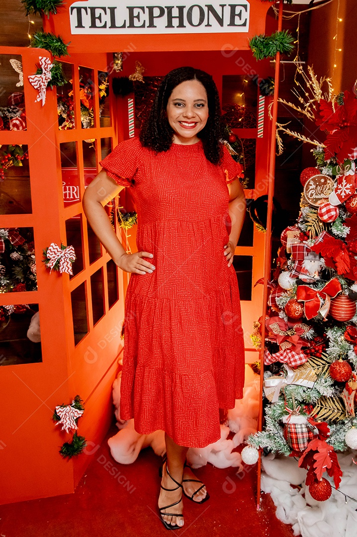 Uma linda mulher na decoraçãpo natalina