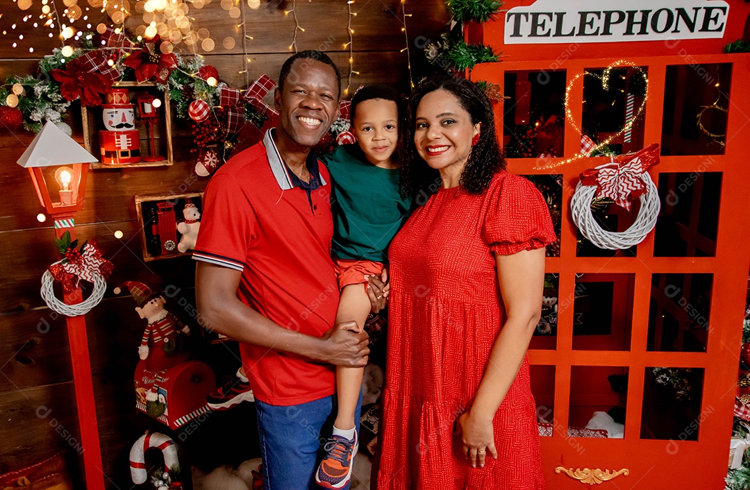 Uma linda família feliz em uma decoração natalina