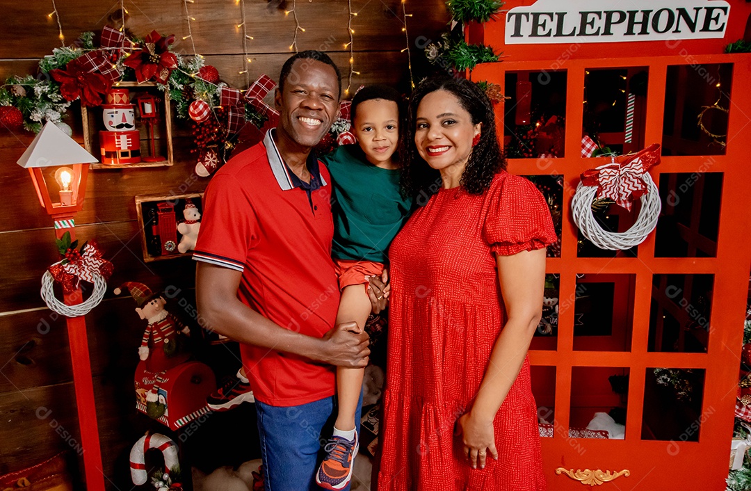 Uma linda família em decoração natalina