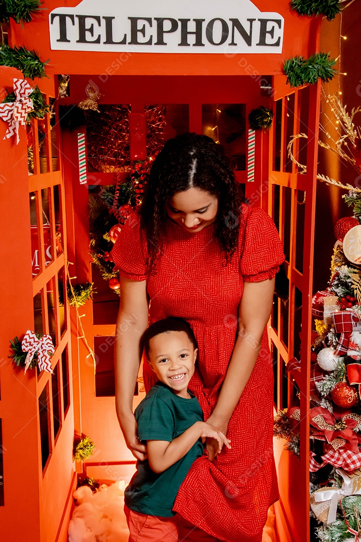 Mãe e filho em um momento lindo e feliz no  natal