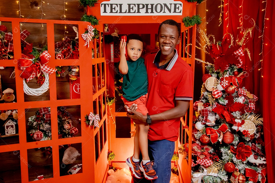 Pai e filho bem felizes em decoração de natal