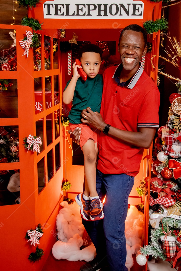 Pai e filho bem felizes em decoração de natal