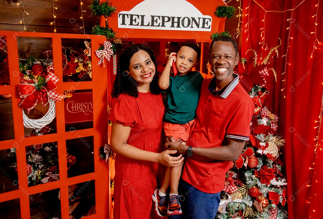 Família linda feliz na decoração natalina