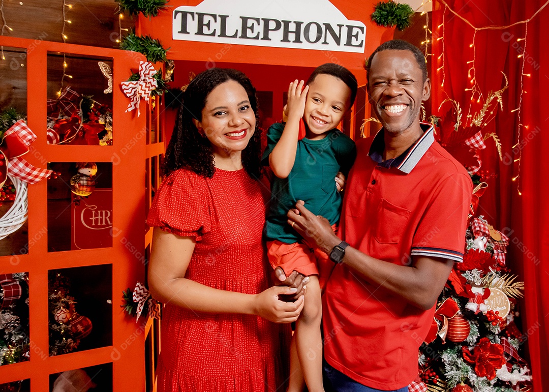 Uma linda família em studio decorado para o natal