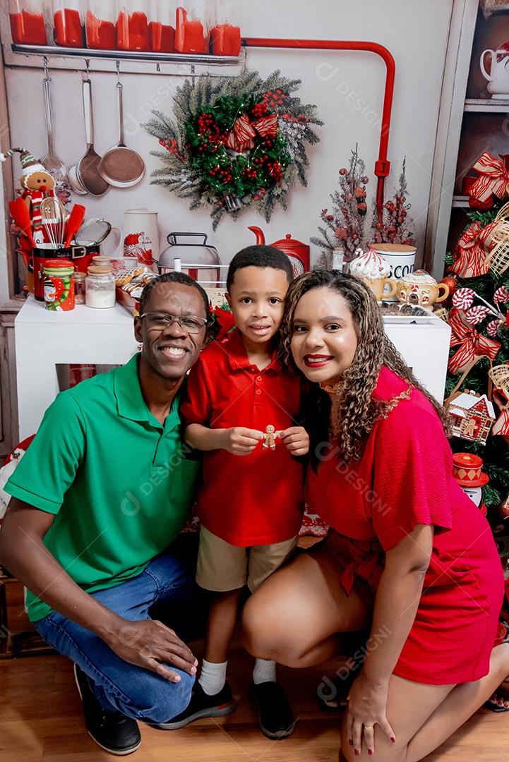 Uma linda família em studio decorado para o natal