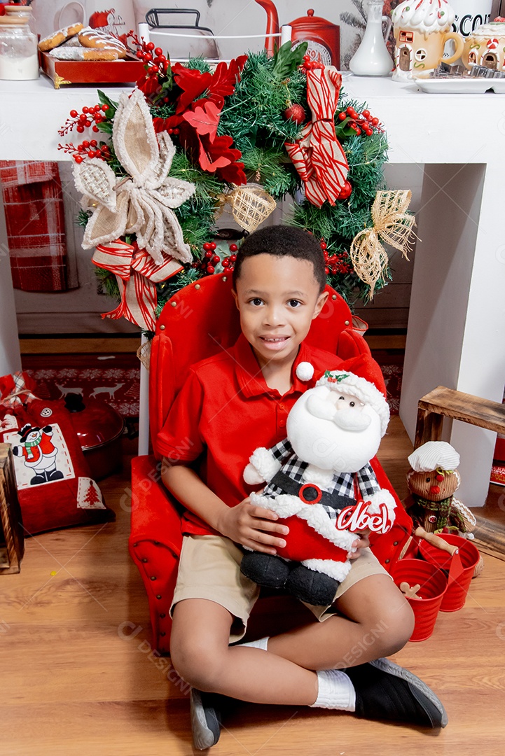 Um adorável garotinho feliz em decoração de natal