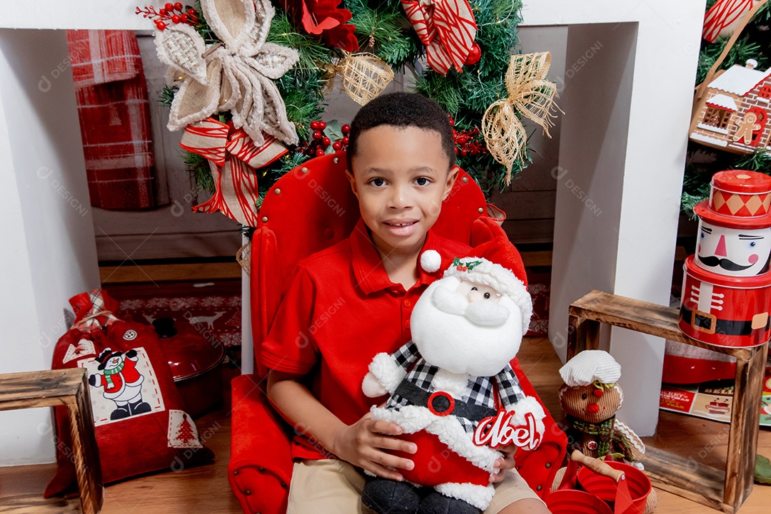 Um adorável garotinho feliz em decoração de natal