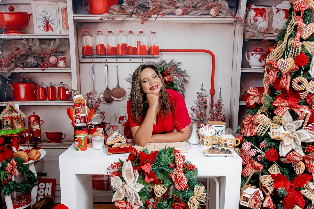 Uma linda mulher posando em decoração natalina