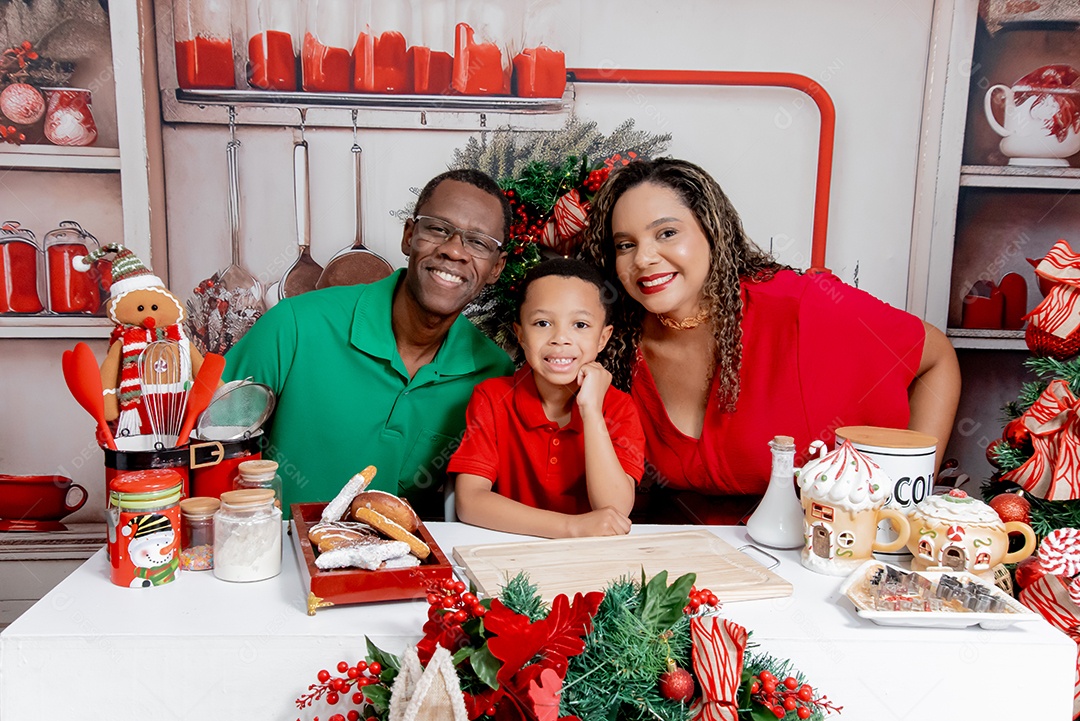 Família feliz em uma cozinha natalina