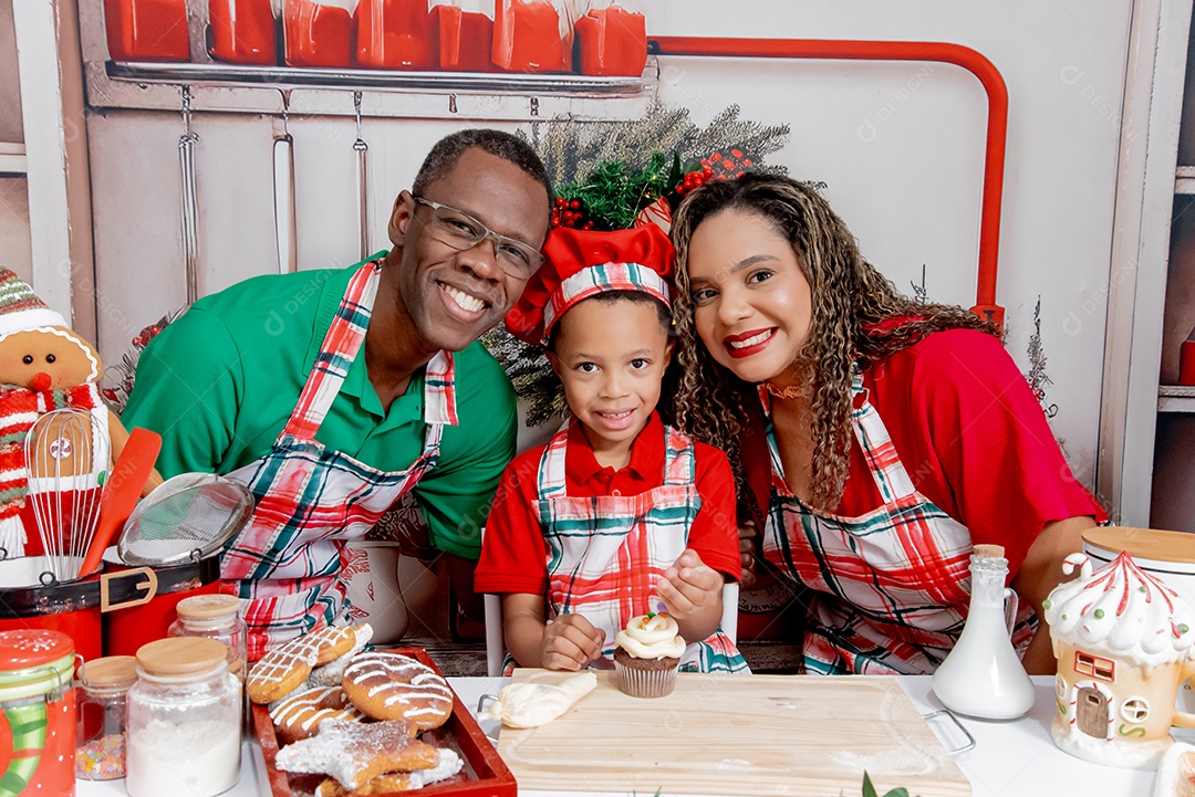 Linda família produzindo bolos natalinos