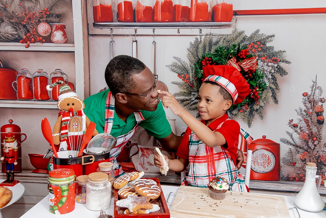 Pai e filho se divertindo fazendo biscoito de natal