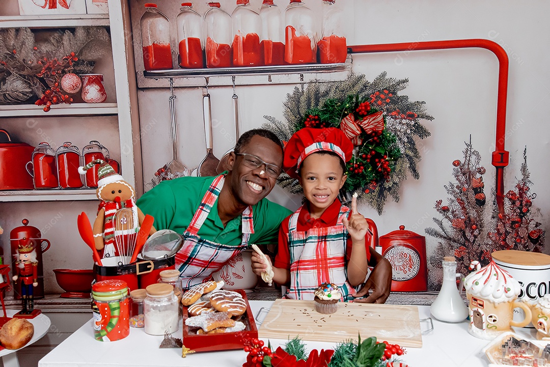 Pai e filho se divertindo fazendo biscoito de natal