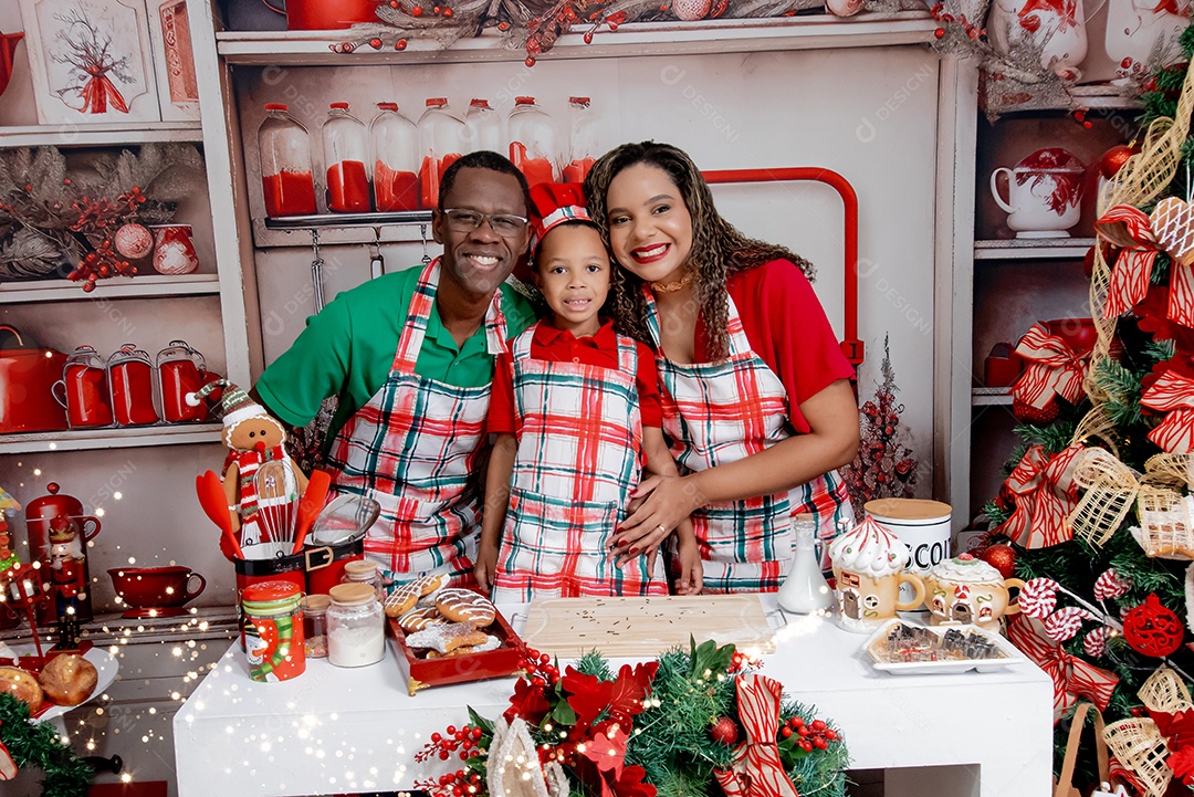 Família linda e feliz cozinhando biscoito de natal