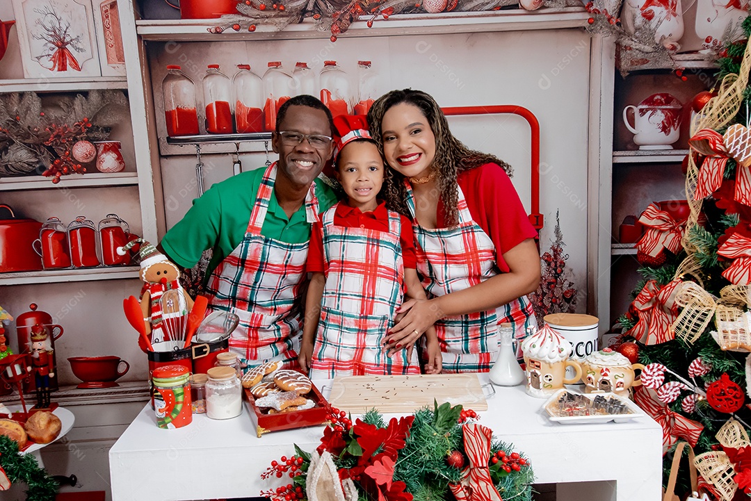 Uma linda familia ccozinhando biscoitos de natal