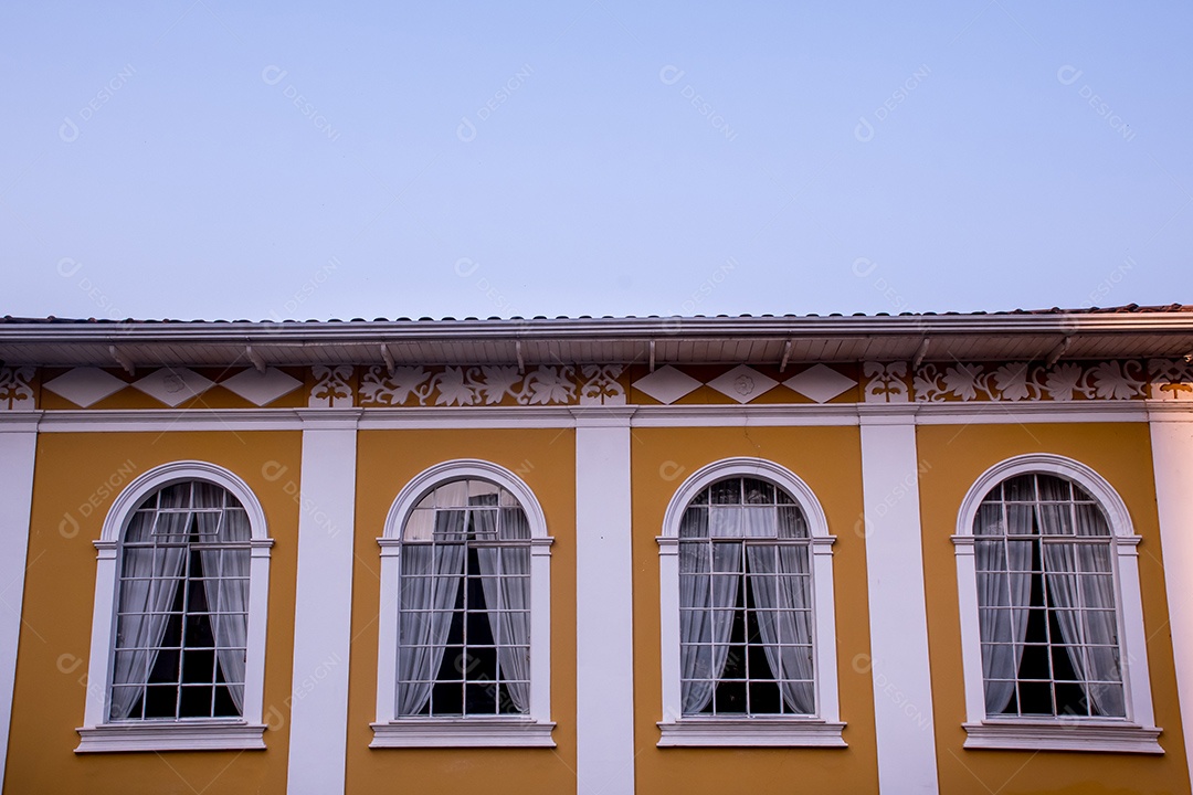 Padrão de casarões coloniais paredes amarelas e colunas brancas