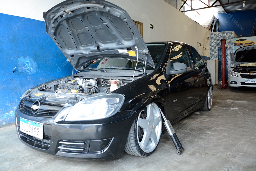 Carros em manutenção sobre oficina