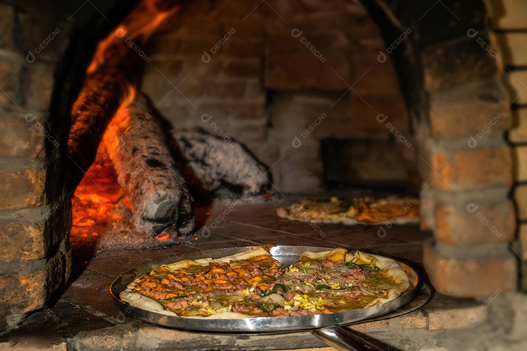 Linda pizza indo ao forno a lenha sobre restaurante