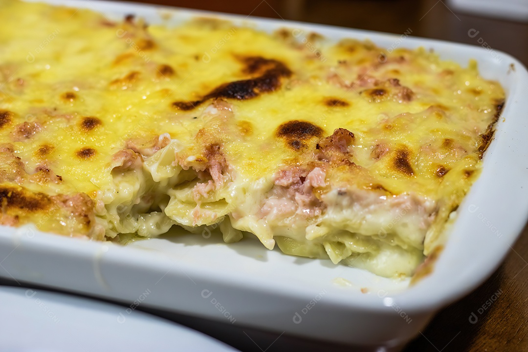 Linda lasanha em travessa sobre mesa de madeira