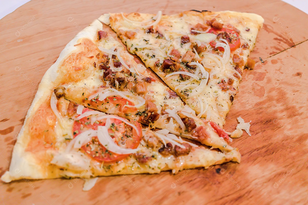 Linda pizza sobre tabúa de madeira