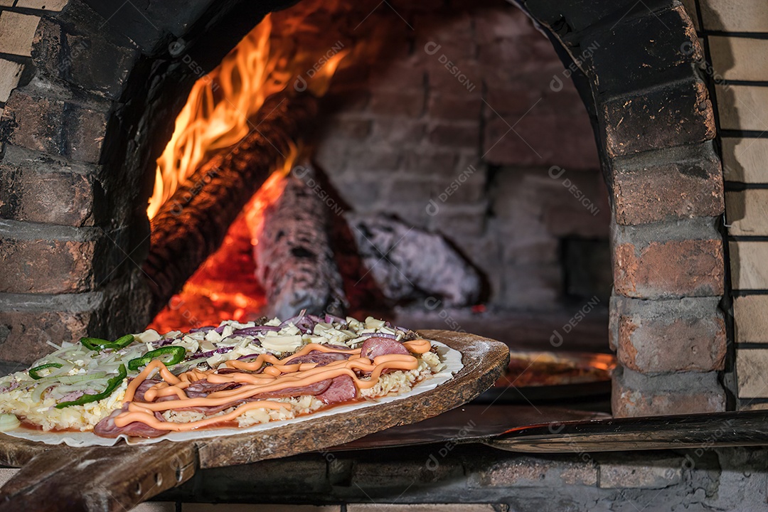Linda pizza indo ao forno a lenha sobre restaurante