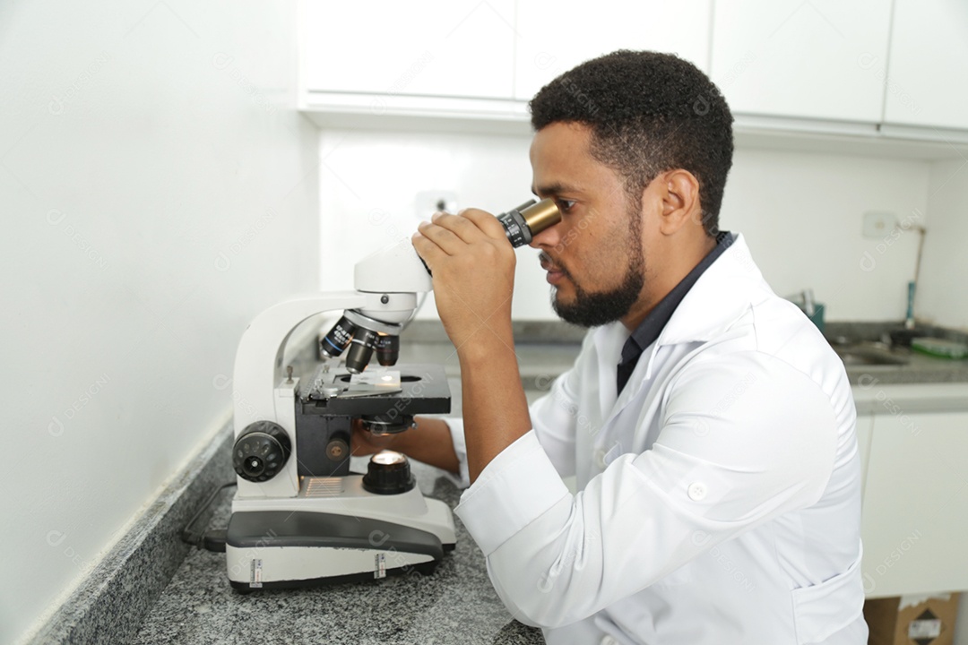 Pesquisador do laboratório de biotecnologia com microscópio