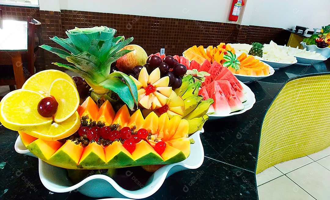 Frutas em fatias sobre uma mesa