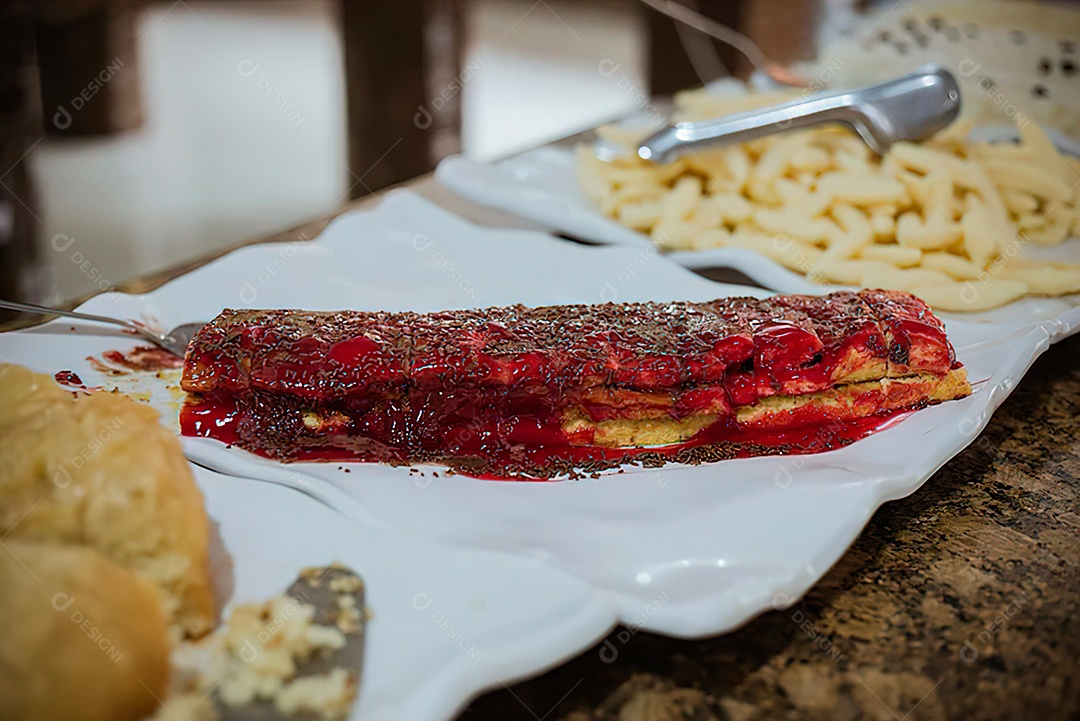 Bolos sobre uma mesa de madeira em uma padaria