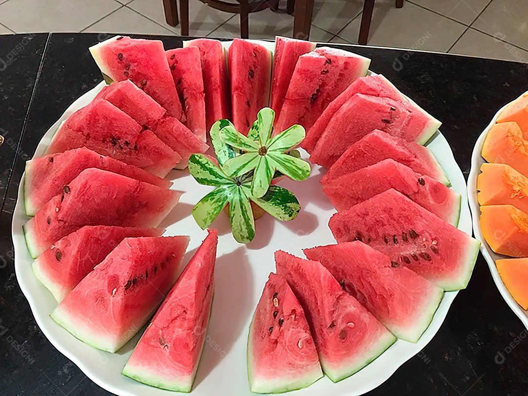 Melancia em fatias sobre uma mesa