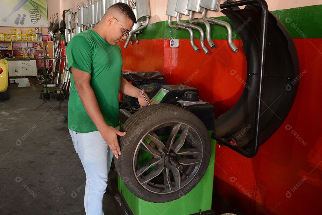 Mecânico que utiliza ferramentas de oficina para realizar trabalhos de manutenção de automóveis