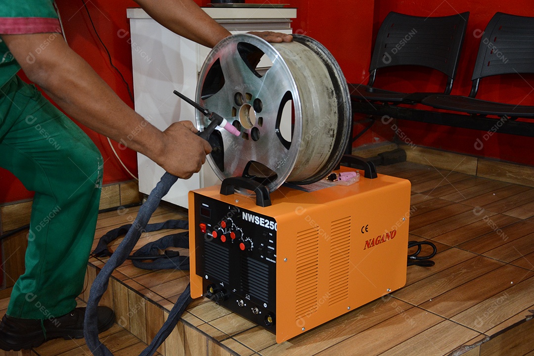 Mecânico que utiliza ferramentas de oficina para realizar trabalhos de manutenção de automóveis