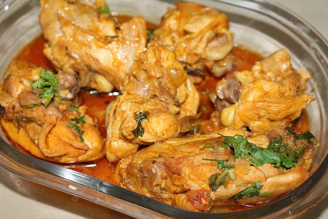 Delícioso frango ao molho sobre travessa de vidro