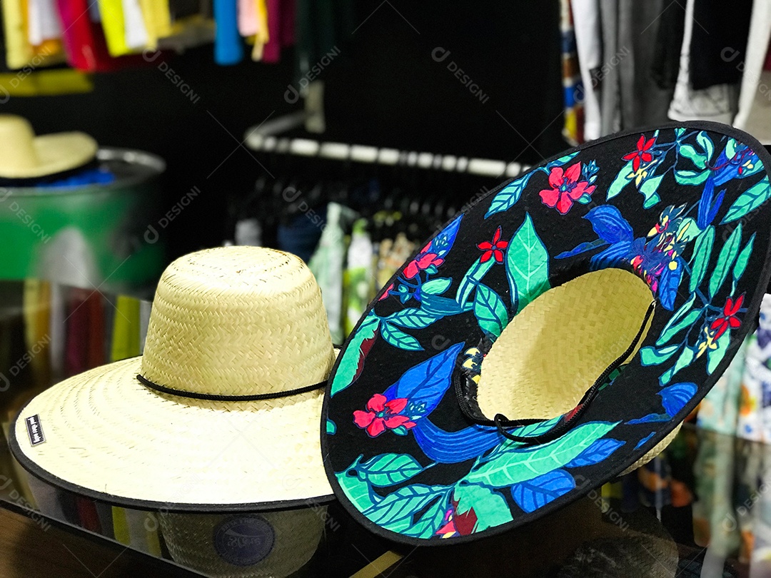 Chapéu de palha estampado unissex sobre fundo de uma loja