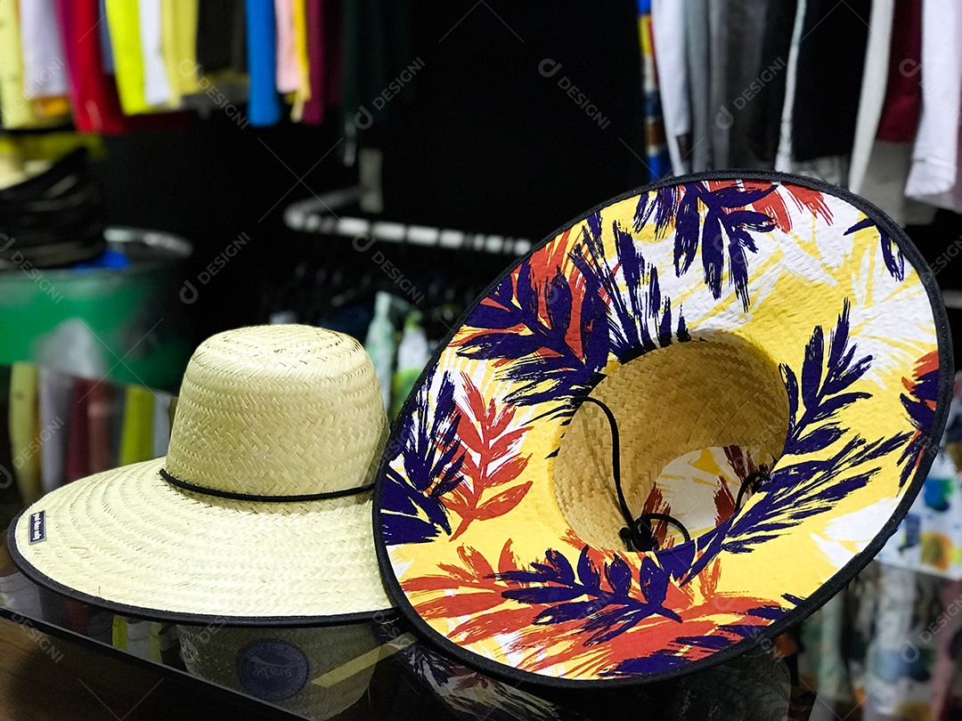 Chapéu de palha estampado unissex sobre fundo de uma loja