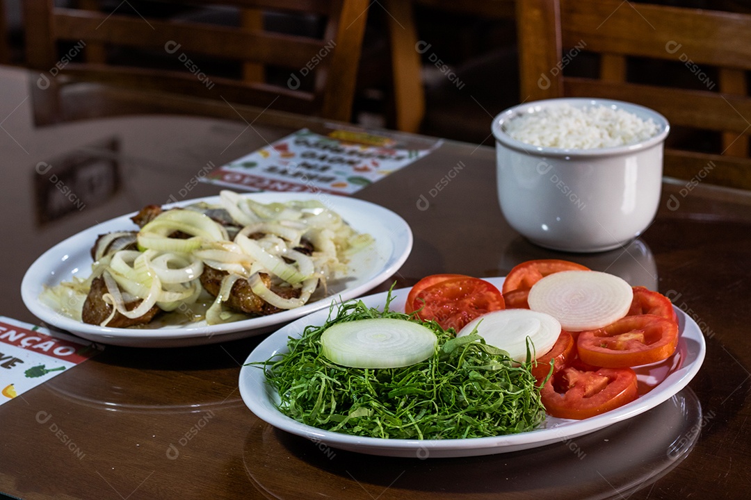 Comidas típicas brasileira sobre mesa de madeira