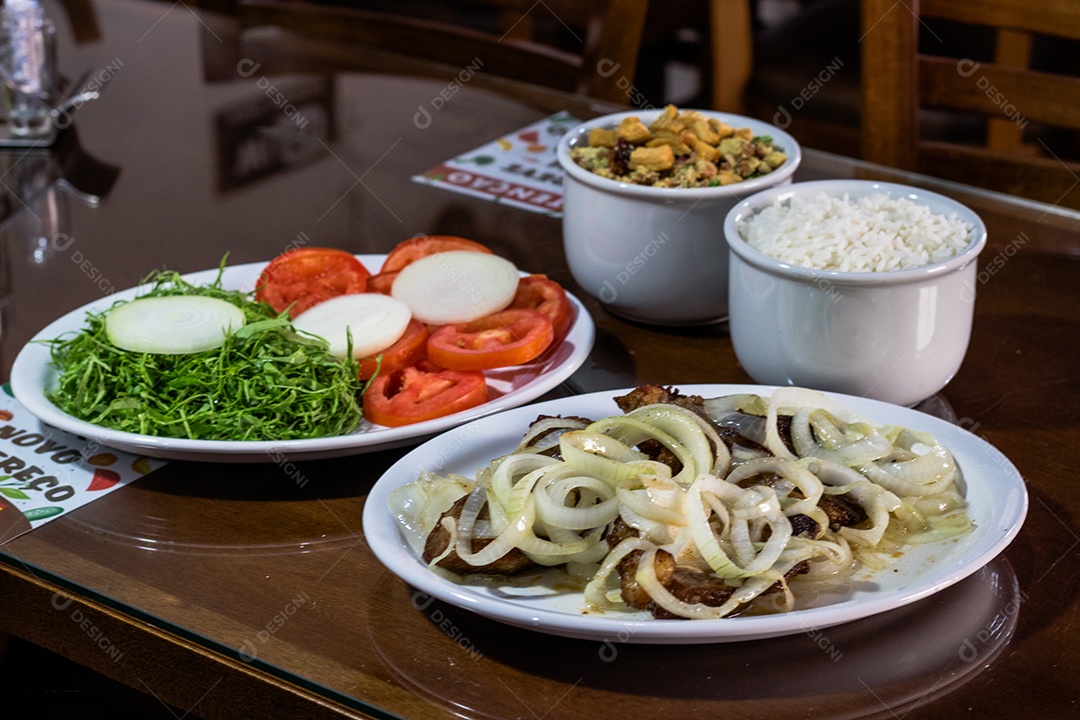 Comidas típicas brasileira sobre mesa de madeira