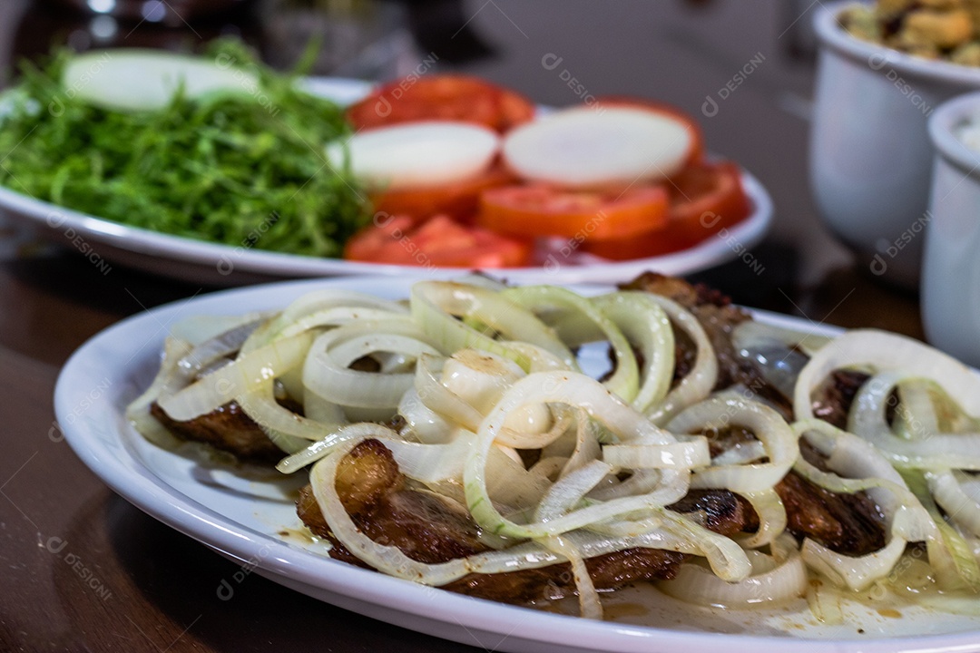 Comidas típicas brasileira sobre mesa de madeira