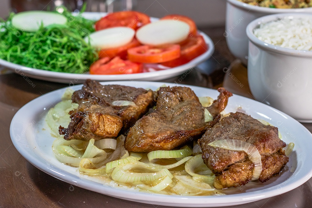 Comidas típicas brasileira sobre mesa de madeira