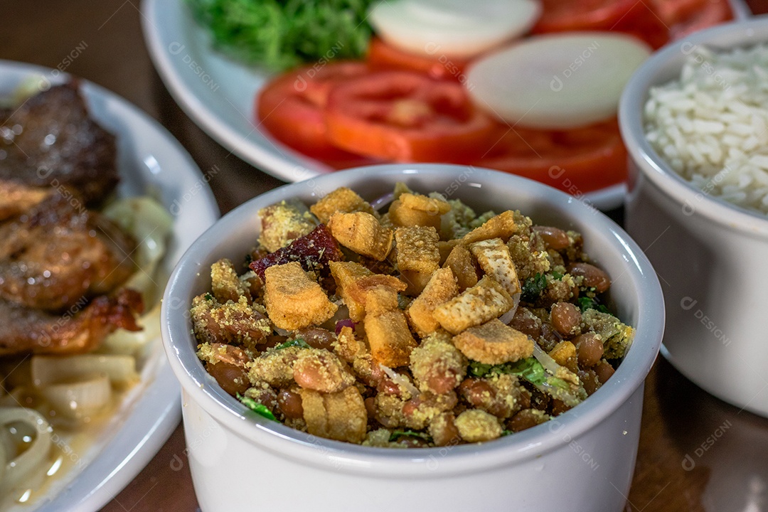 Comidas típicas brasileira sobre mesa de madeira