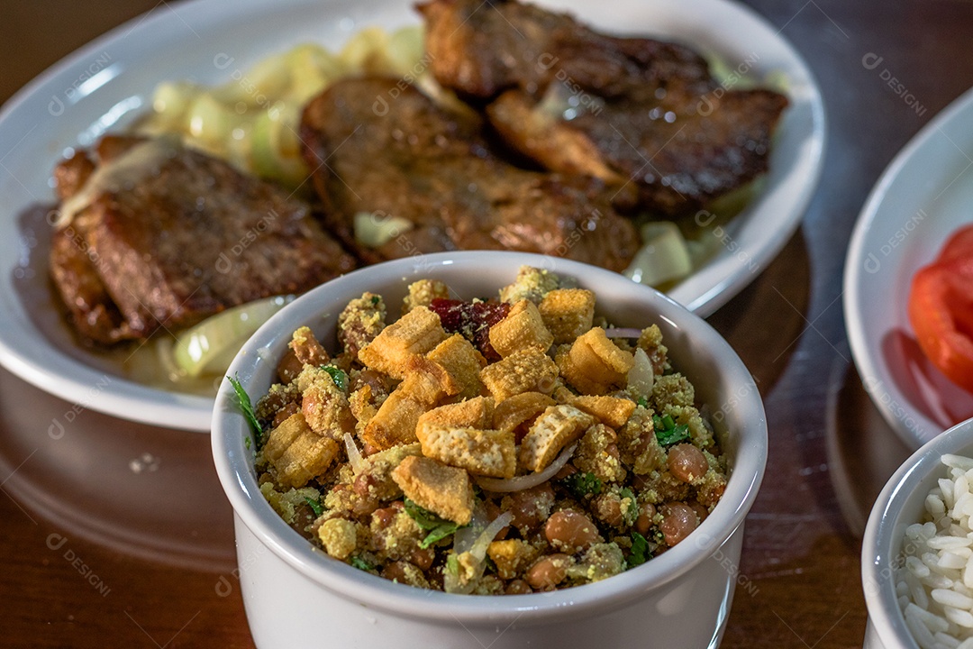 Comidas típicas brasileira sobre mesa de madeira