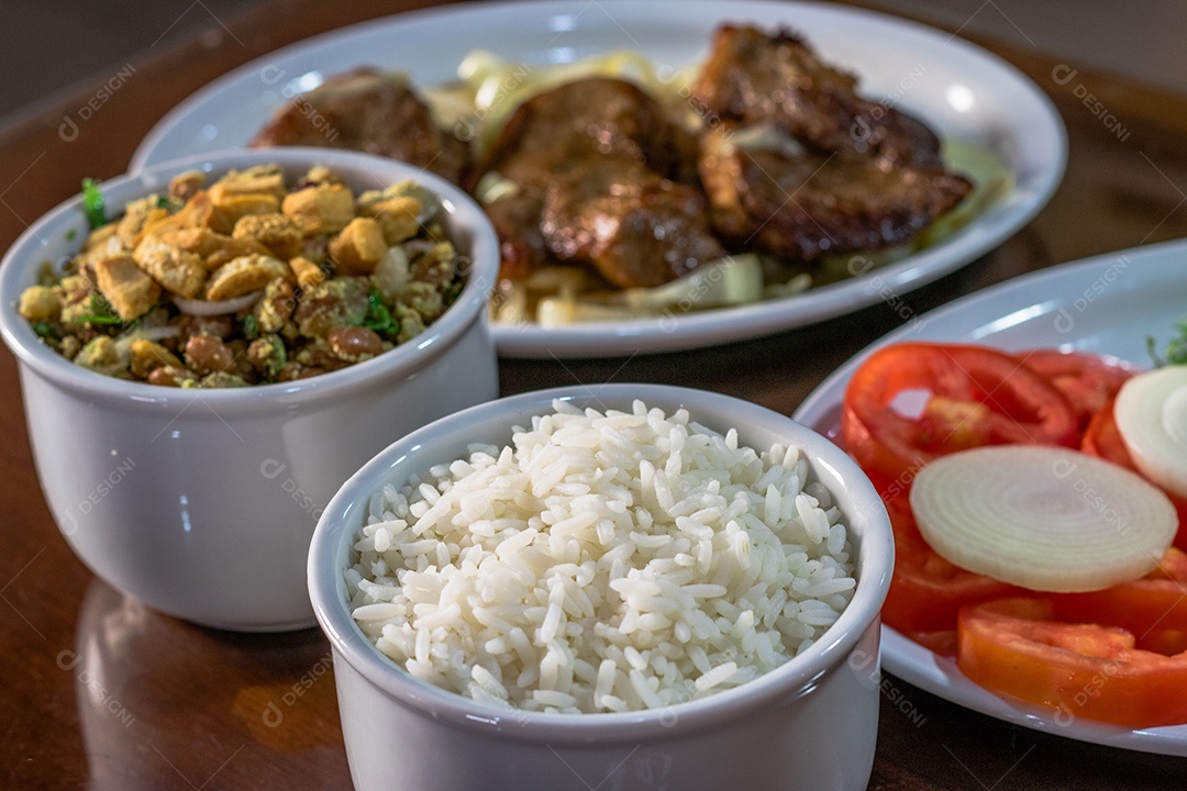 Comidas típicas brasileira sobre mesa de madeira