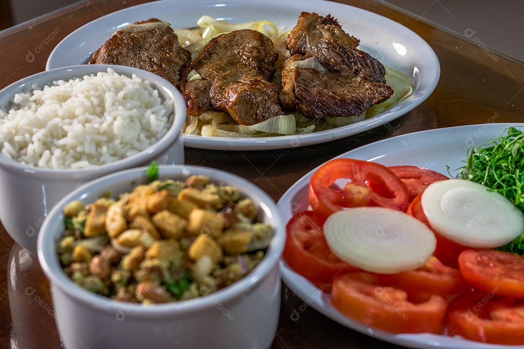 Comidas típicas brasileira sobre mesa de madeira