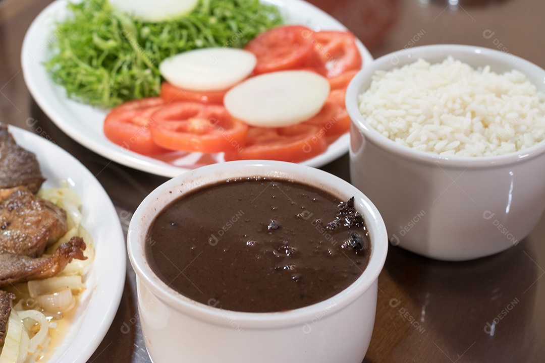Comidas típicas brasileira sobre mesa de madeira