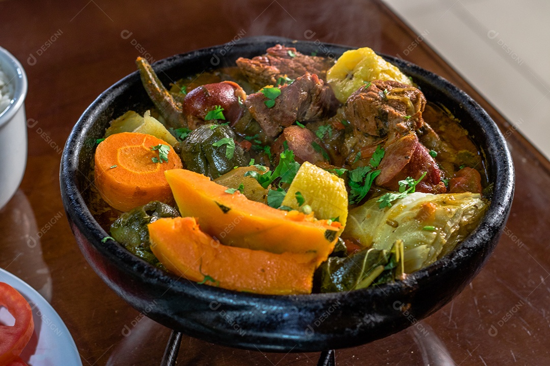 Carne na panela de Barro sobre mesa de madeira