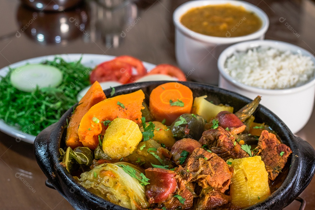Carne na panela de Barro sobre mesa de madeira