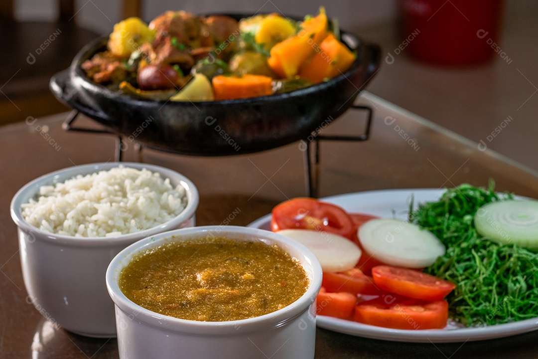 Carne na panela de Barro sobre mesa de madeira