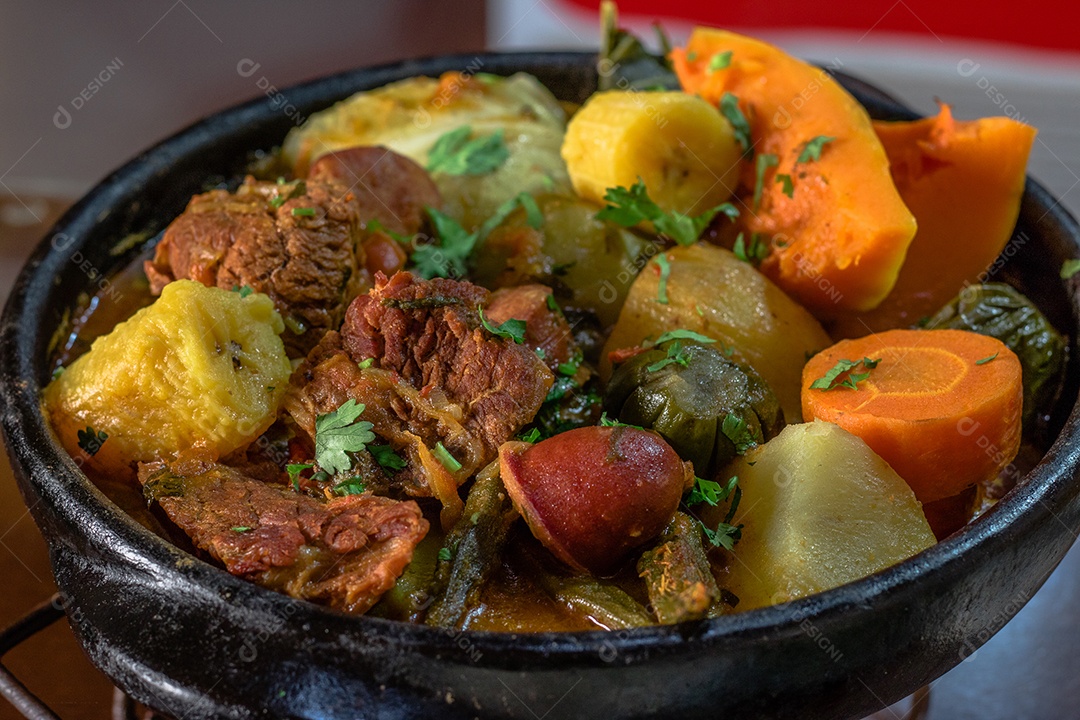 Carne na panela de Barro sobre mesa de madeira