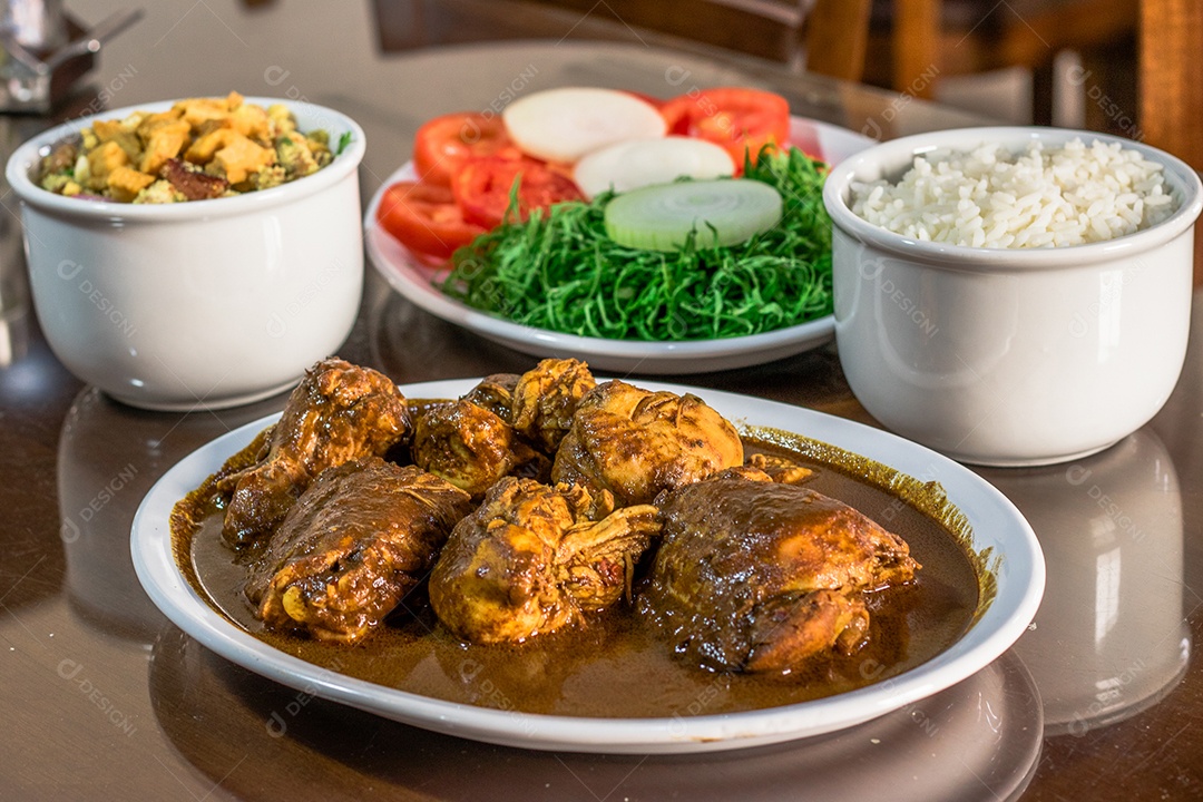 Comidas típicas brasileira sobre mesa de madeira